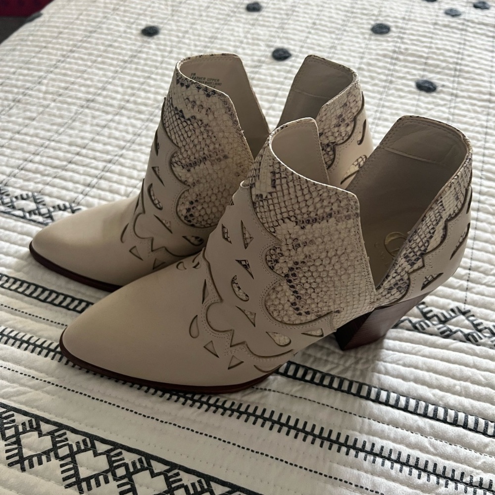 *NEW* Gianni Bini Snakeskin Leather Booties